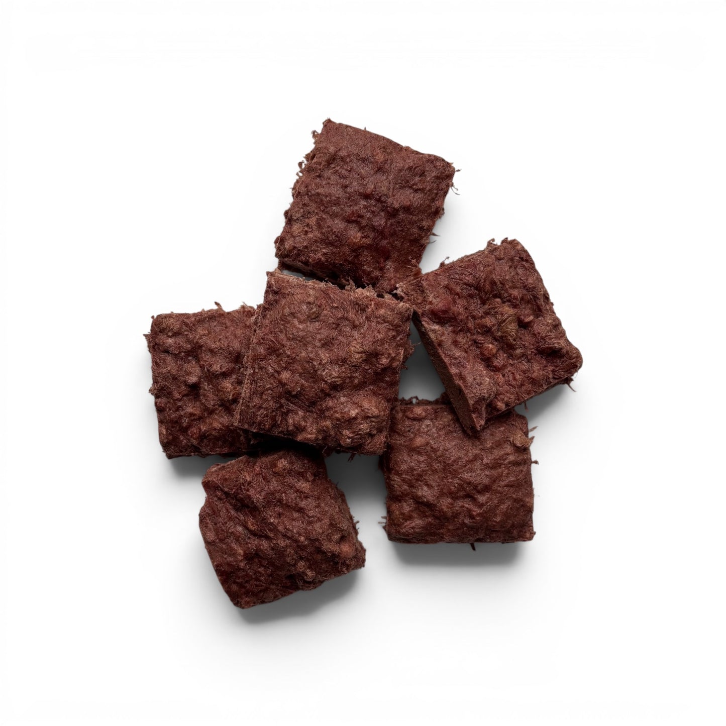 Pieces Freeze-dried beef organ biscuits for dogs and cats, made with beef heart, liver, spleen, and lung.